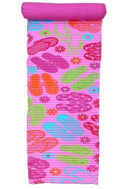 Matelas de plage avec des Tongs